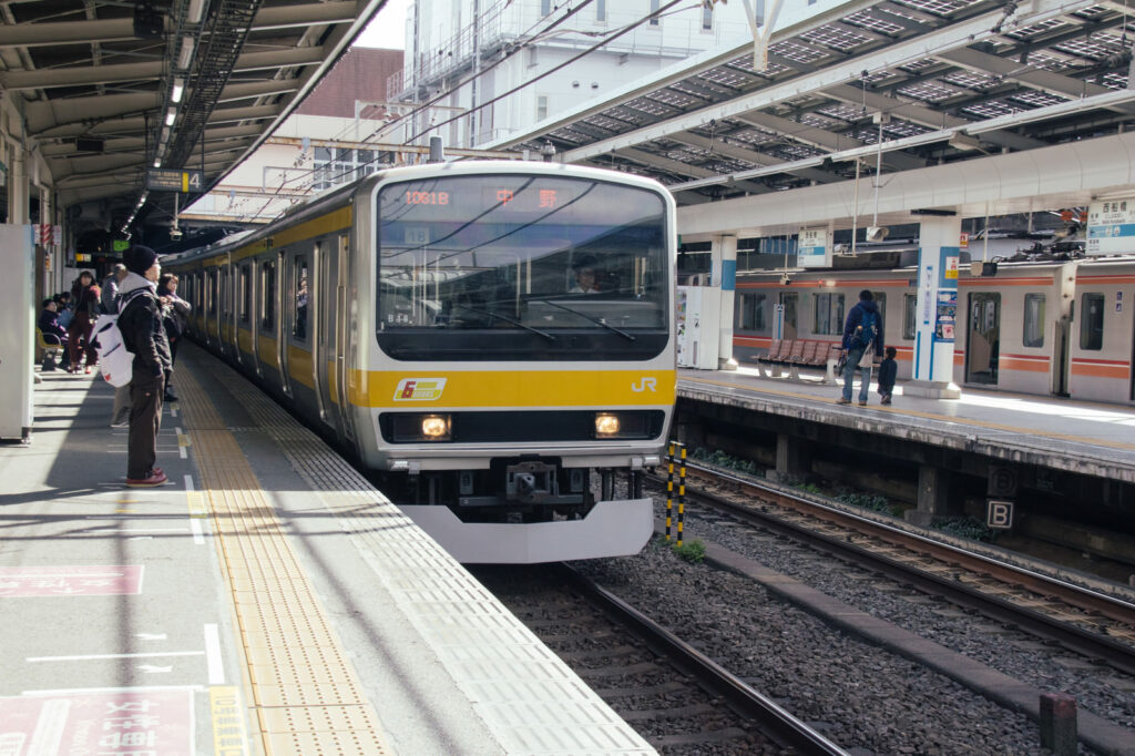 駅に入る電車