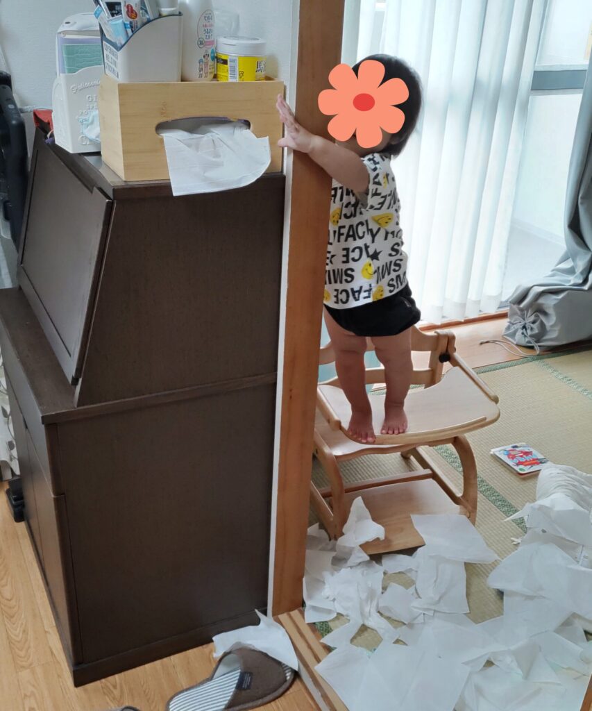 ティッシュ遊び1歳