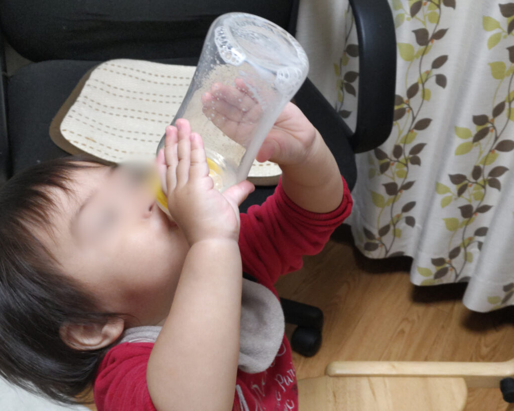 自分でミルクを飲む１歳半