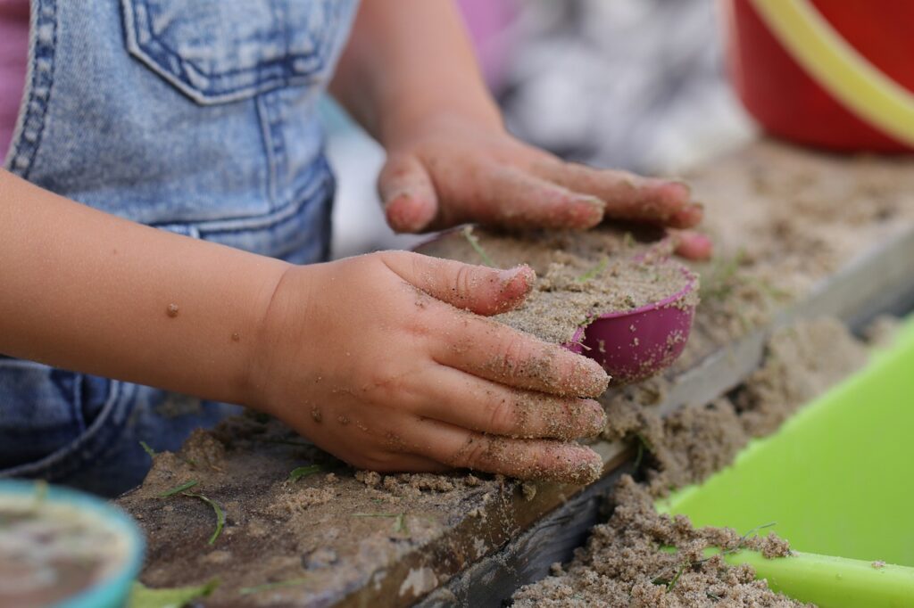 公園で砂遊びをする子ども