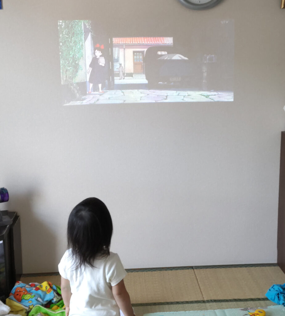 プロジェクターで動画を見る子ども