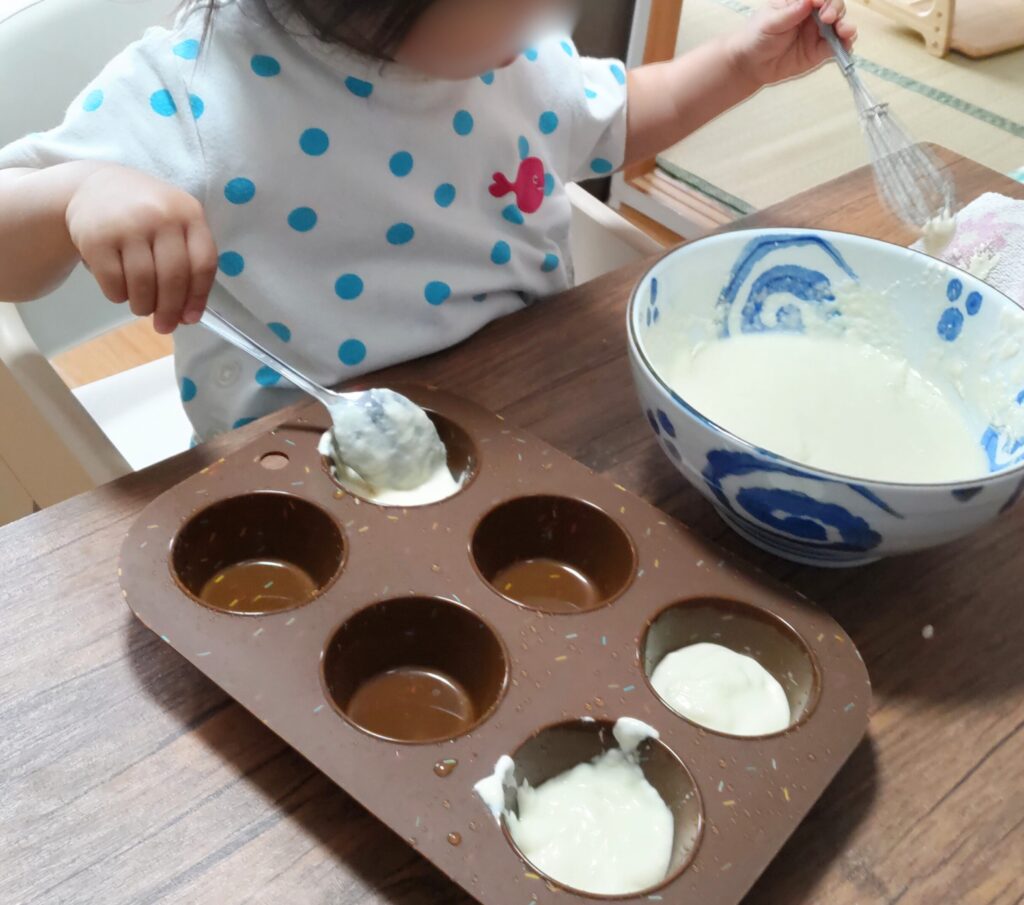 ケーキを混ぜて型に入れる