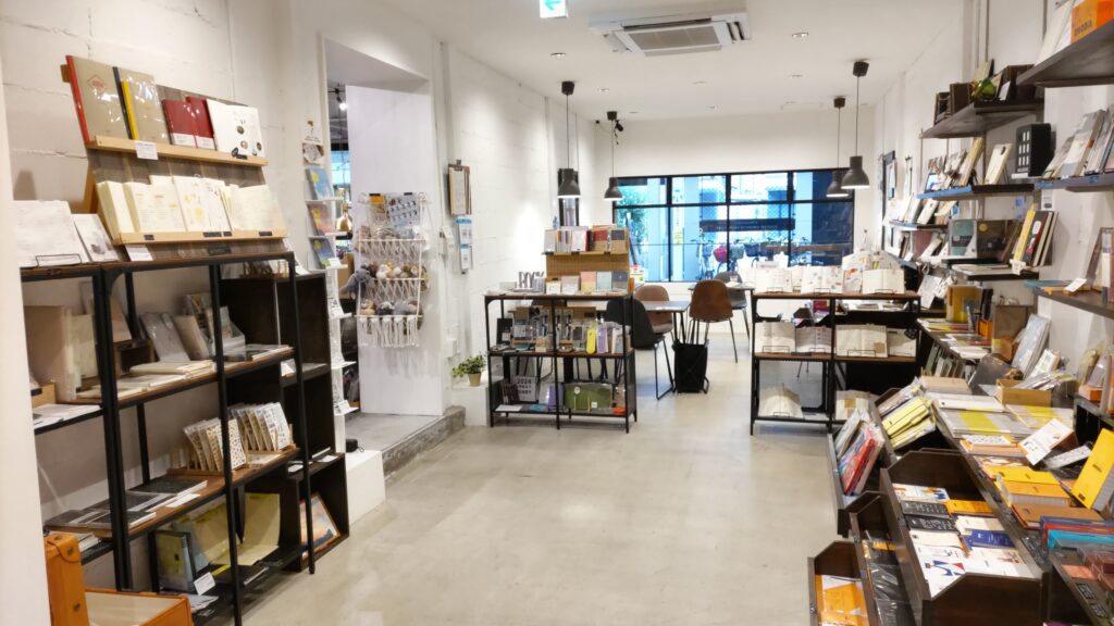 和気文具本店店内。奥のスペース