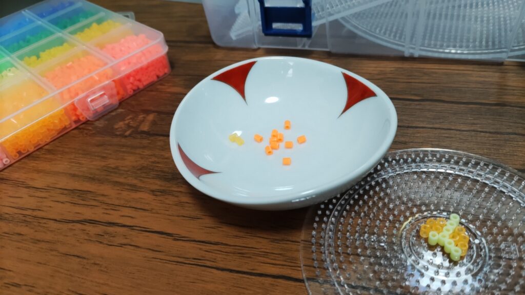 ナノアイロンビーズを乗せた豆皿