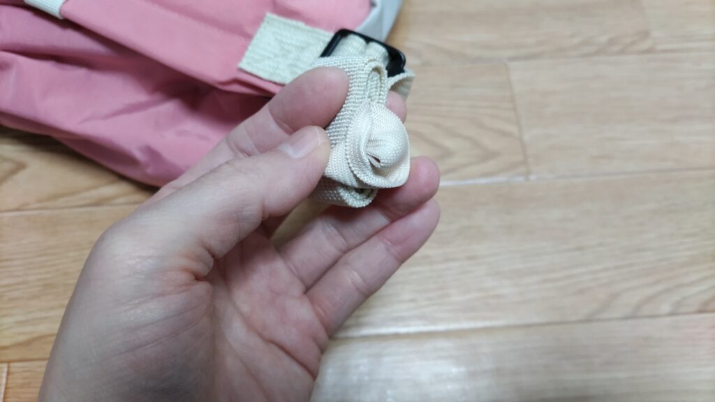 肩ベルトのゴムを裏返す