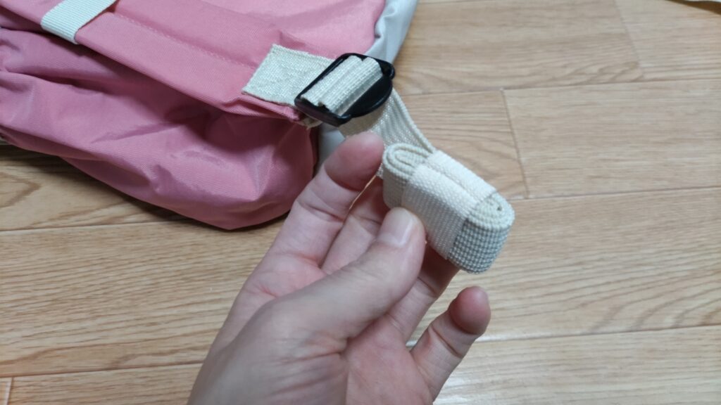 肩ベルトのゴムで、巻いたベルトを留める