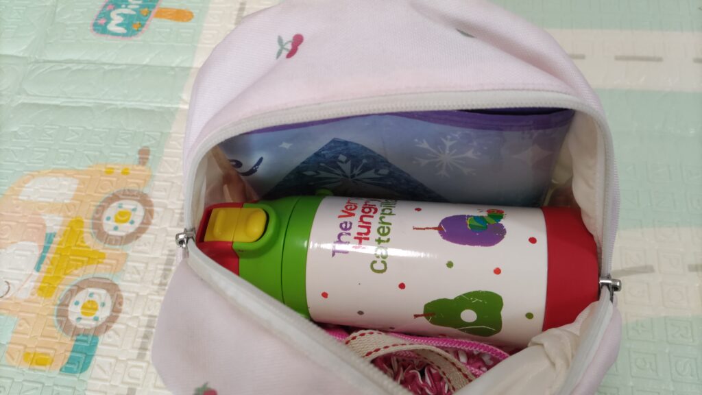 遠足の荷物を入れた5Lリュック