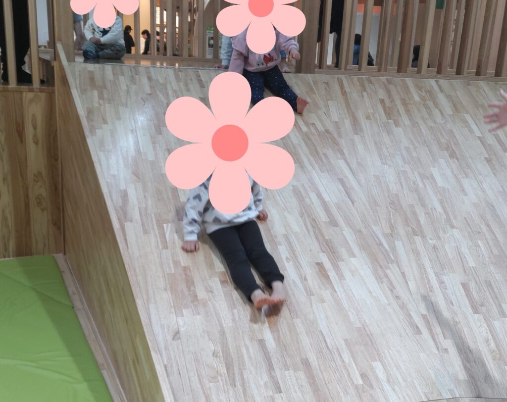 遊び場で遊ぶ子供